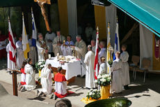Festgottesdienst zum 1.000 Todestag des Heiligen Heimerads auf dem Hasunger Berg (Foto: Karl-Franz Thiede) Festgottesdienst zum 1.000 Todestag des Heiligen Heimerads auf dem Hasunger Berg (Foto: Karl-Franz Thiede)
